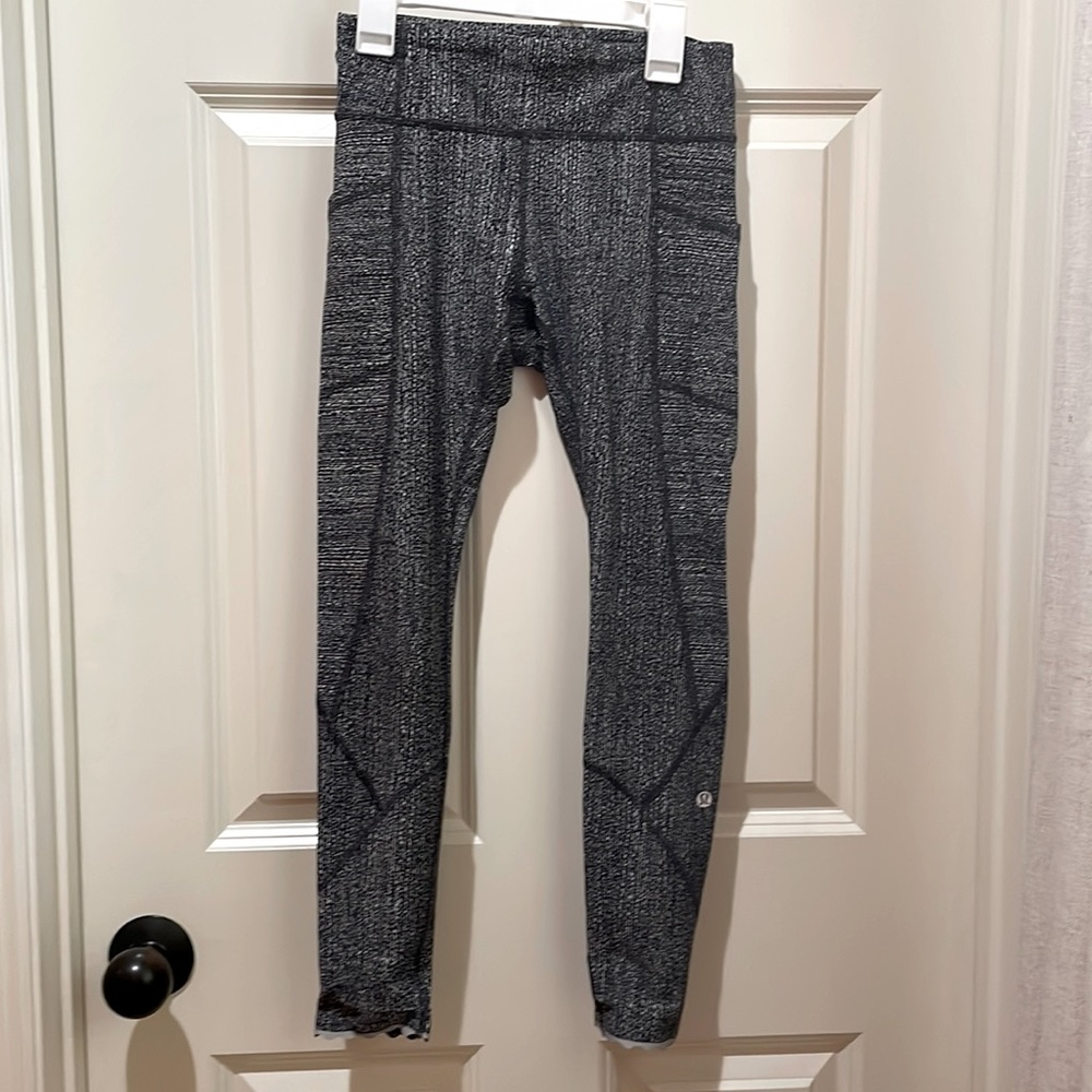 Lululemon leggings - black white pattern- size 4- scalloped hem